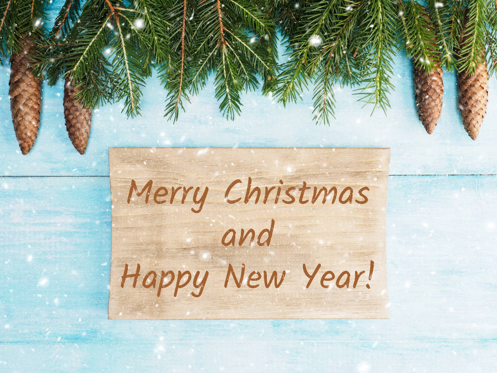 Fondo natalizio in legno marrone e blu con neve, coni e
  - Foto, immagini
