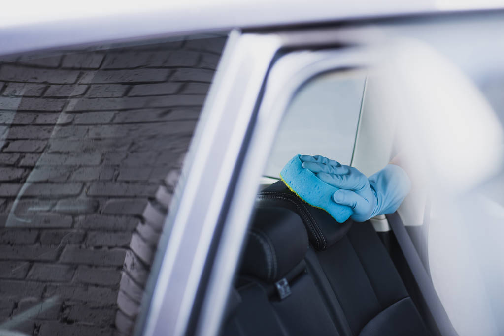 μερική άποψη του αυτοκινήτου καθαρότερο σε καουτσούκ γάντι καθαρισμού σετ αυτοκινήτου με σφουγγάρι - Φωτογραφία, εικόνα