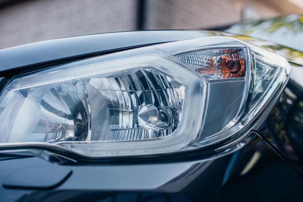 close-up zicht op schone, gepolijste koplamp van moderne auto - Foto, afbeelding