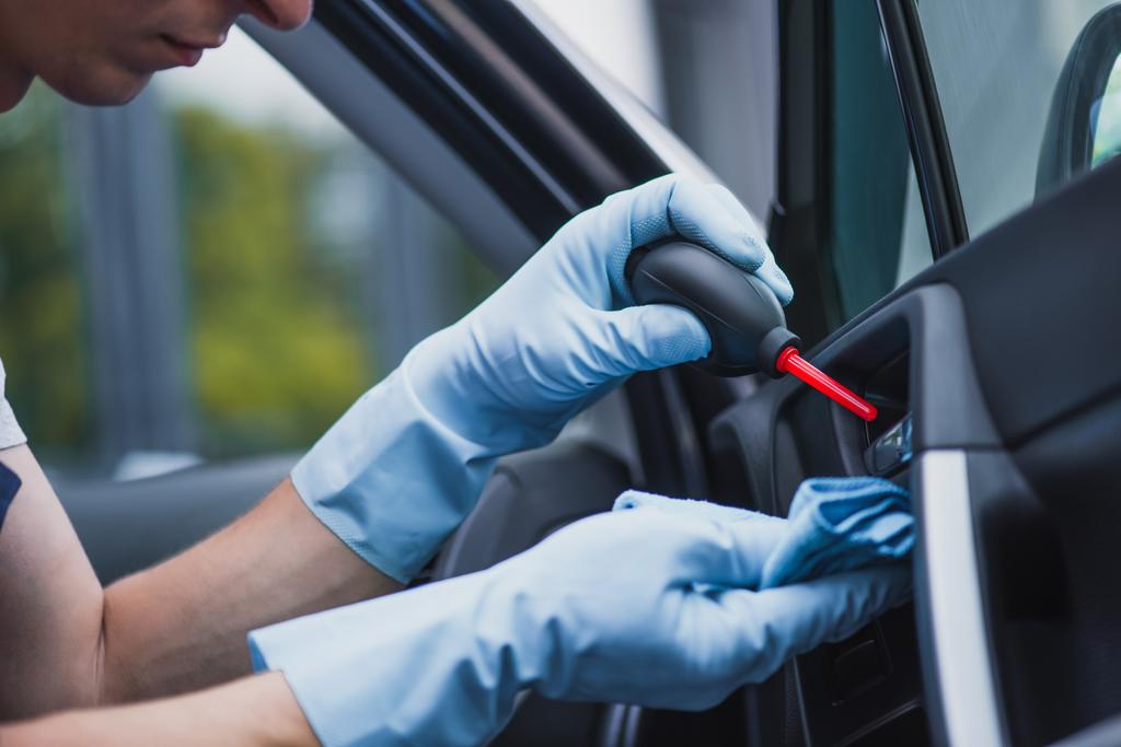 Ausgeschnittene Ansicht von Auto-Reiniger Staub Armaturenbrett mit Gummi-Luftgebläse - Foto, Bild