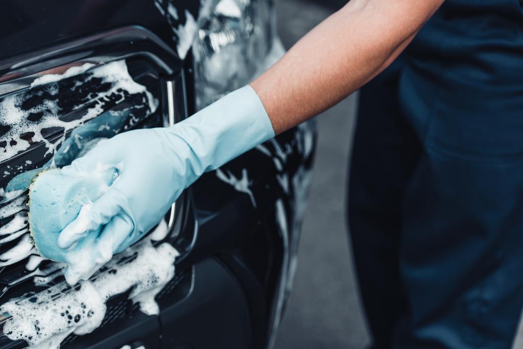 обрізаний вид мийки автомобіля задня лампа з губкою і миючим засобом
 - Фото, зображення