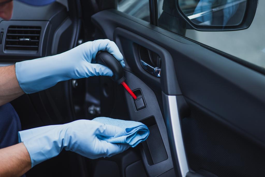 καλλιεργημένη άποψη της πόρτας του αυτοκινήτου καθαρότερο ξεσκόνισμα με φυσητήρα αέρα από καουτσούκ - Φωτογραφία, εικόνα
