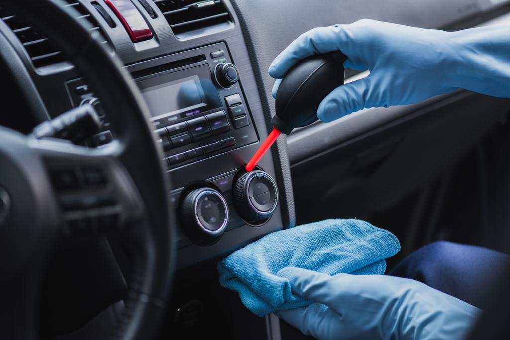 ořezaný pohled na čistič aut oprašovací přístrojovou desku s gumovým čističem vzduchu - Fotografie, Obrázek