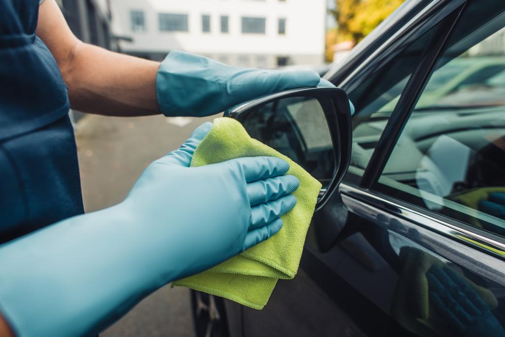 vista ritagliata del pulitore auto pulire specchio laterale od auto con straccio
 - Foto, immagini