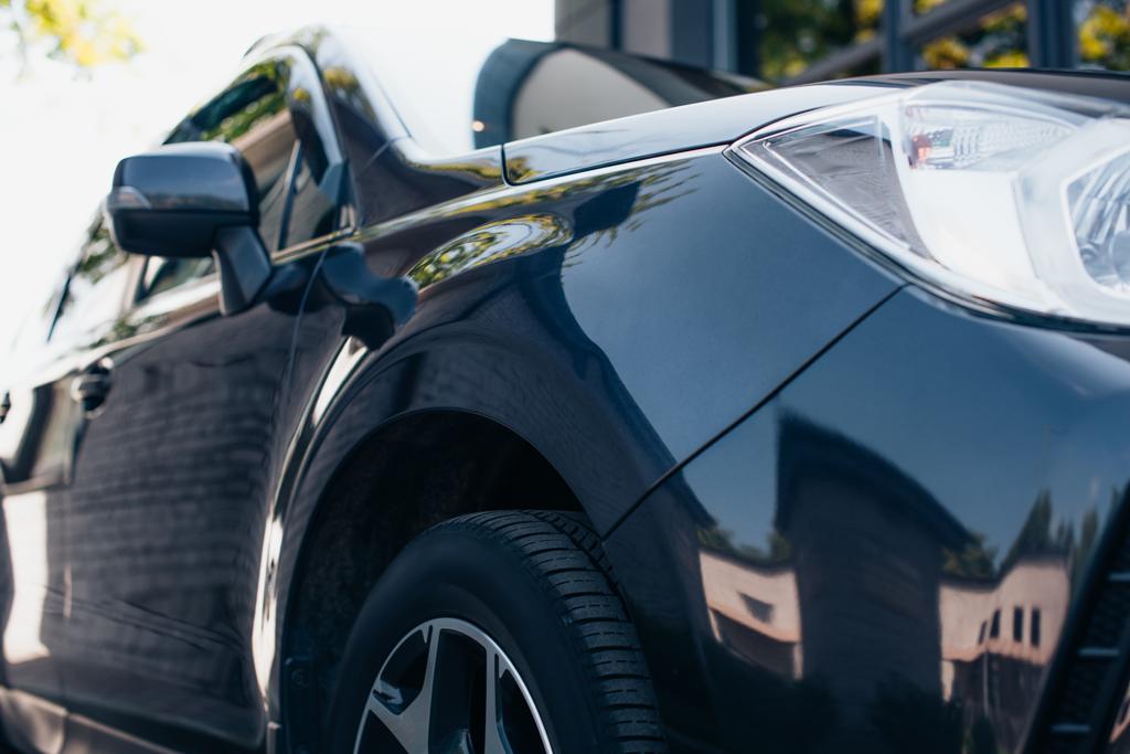 спереду і збоку чорного, полірованого сучасного автомобіля
 - Фото, зображення