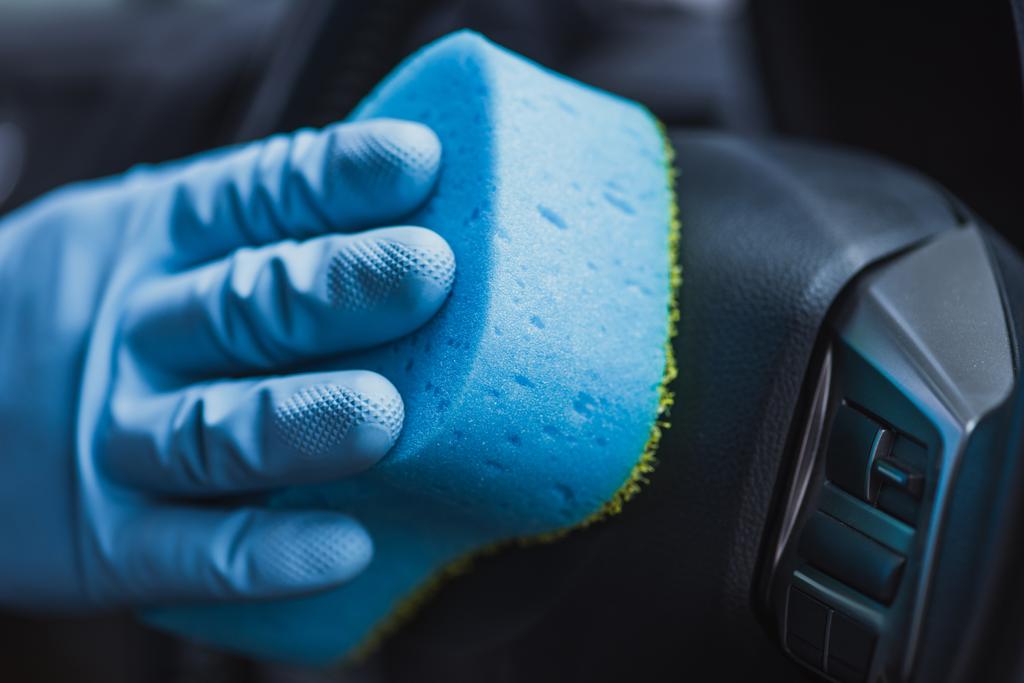 καλλιεργημένη άποψη του αυτοκινήτου καθαρότερο σκούπισμα αυτοκινήτου με σφουγγάρι - Φωτογραφία, εικόνα