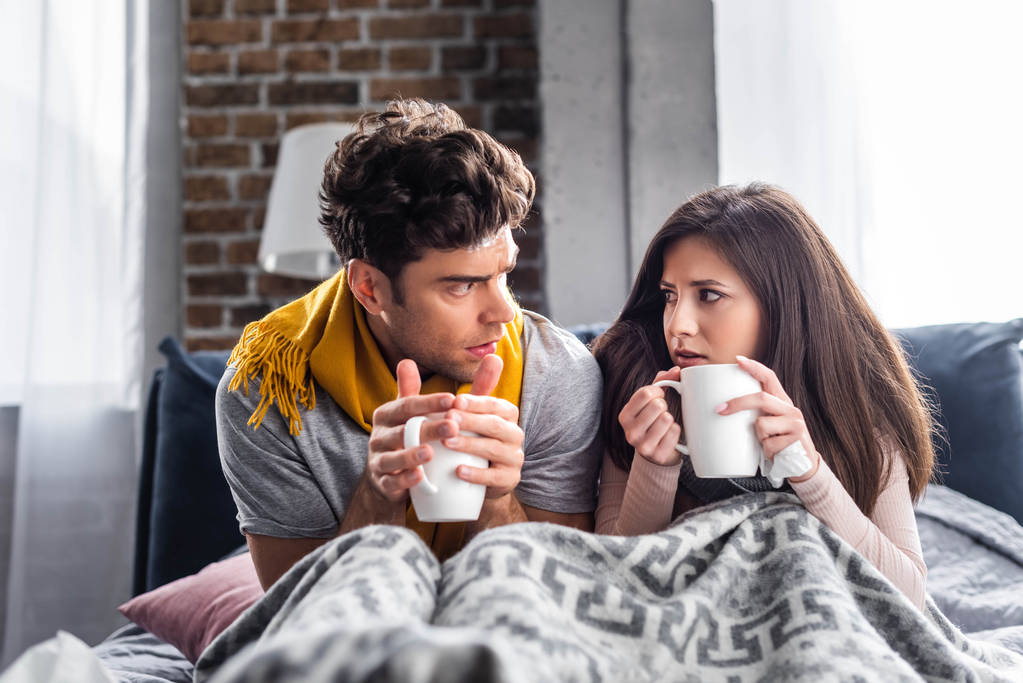 病気の彼女とボーイフレンドはお茶とカップを保持  - 写真・画像