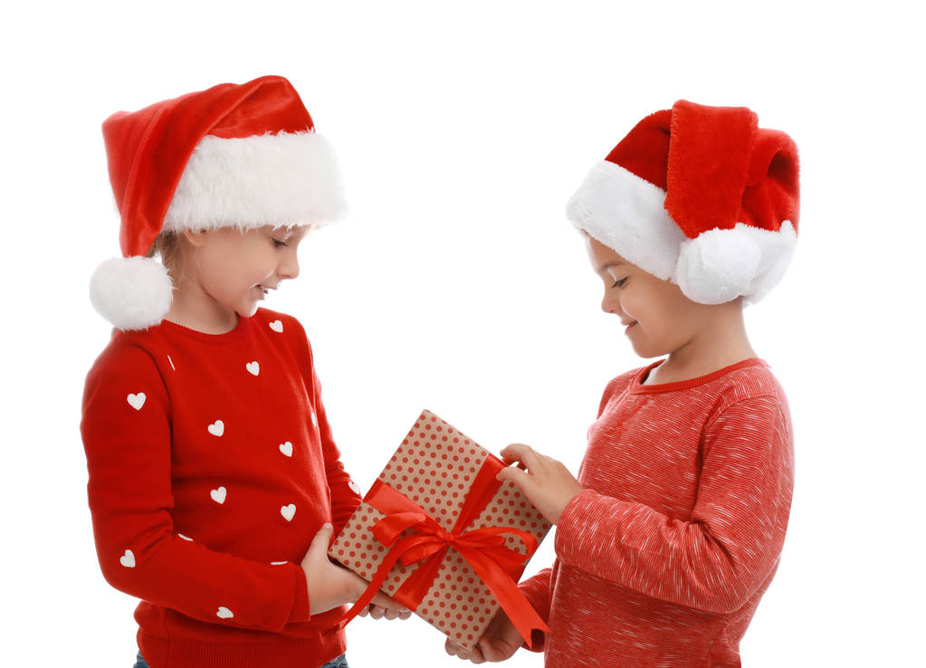 Söpö pienet lapset yllään Santa hatut joululahja valkoisella taustalla
 - Valokuva, kuva