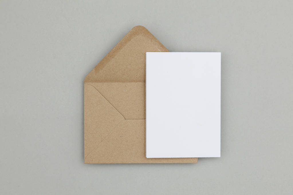 Cartão branco em branco com kraft papel marrom envelope modelo mock u
 - Foto, Imagem