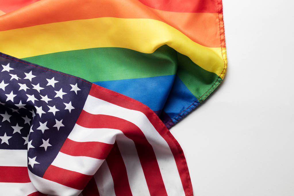 Αμερικάνικα αστέρια και ρίγες σημαία δίπλα σε ένα γκέι Pride Lgbt rainb - Φωτογραφία, εικόνα