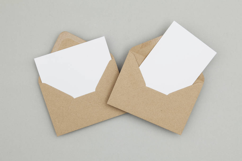 leere weiße Karte mit brauner Papierumschlagschablone mock u - Foto, Bild