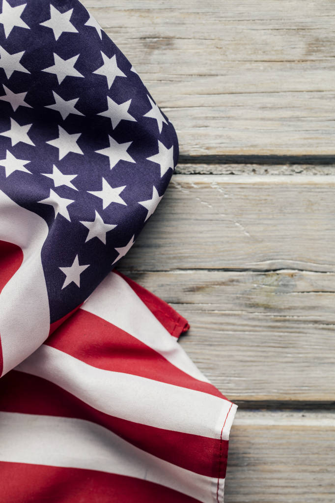 Bandera de estrellas y rayas americanas en un fondo de madera blanca
 - Foto, imagen