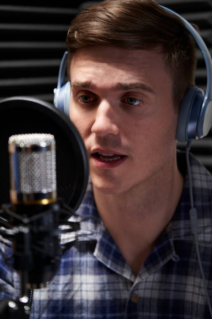 Mužský hlas nad umělcem v nahrávacím studiu mluvení do mikrofonu - Fotografie, Obrázek