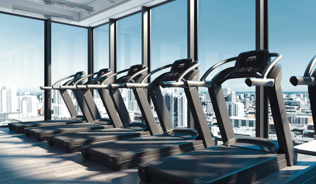 Moderne fitnessruimte met loopbanden in de buurt van grote panoramische ramen in wolkenkrabber, 3d rendering. - Foto, afbeelding