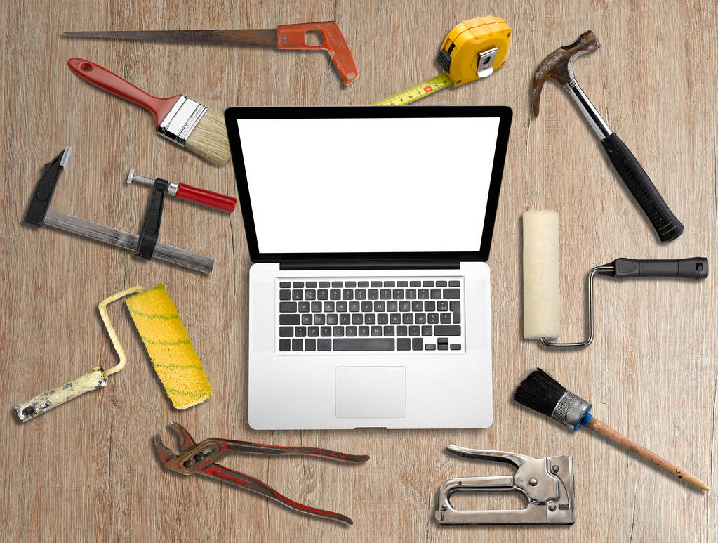 Algumas ferramentas e laptop na mesa de madeira marrom texturizada
 - Foto, Imagem