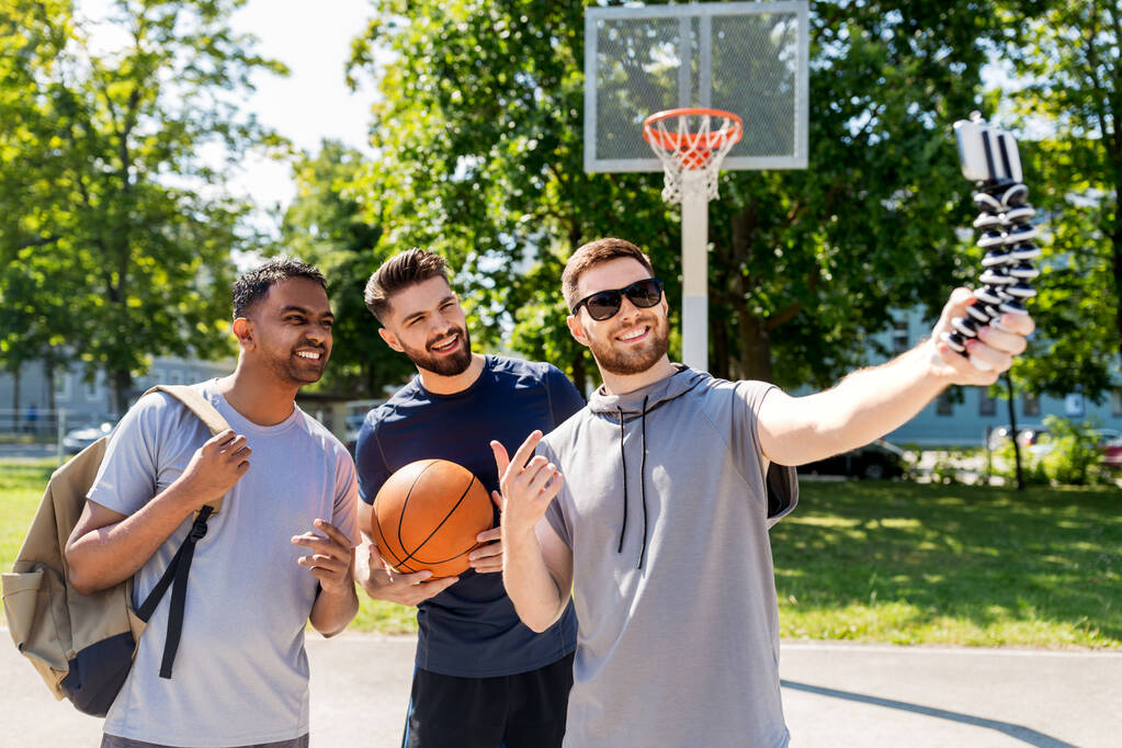 счастливые мужчины делают селфи на баскетбольной площадке
 - Фото, изображение