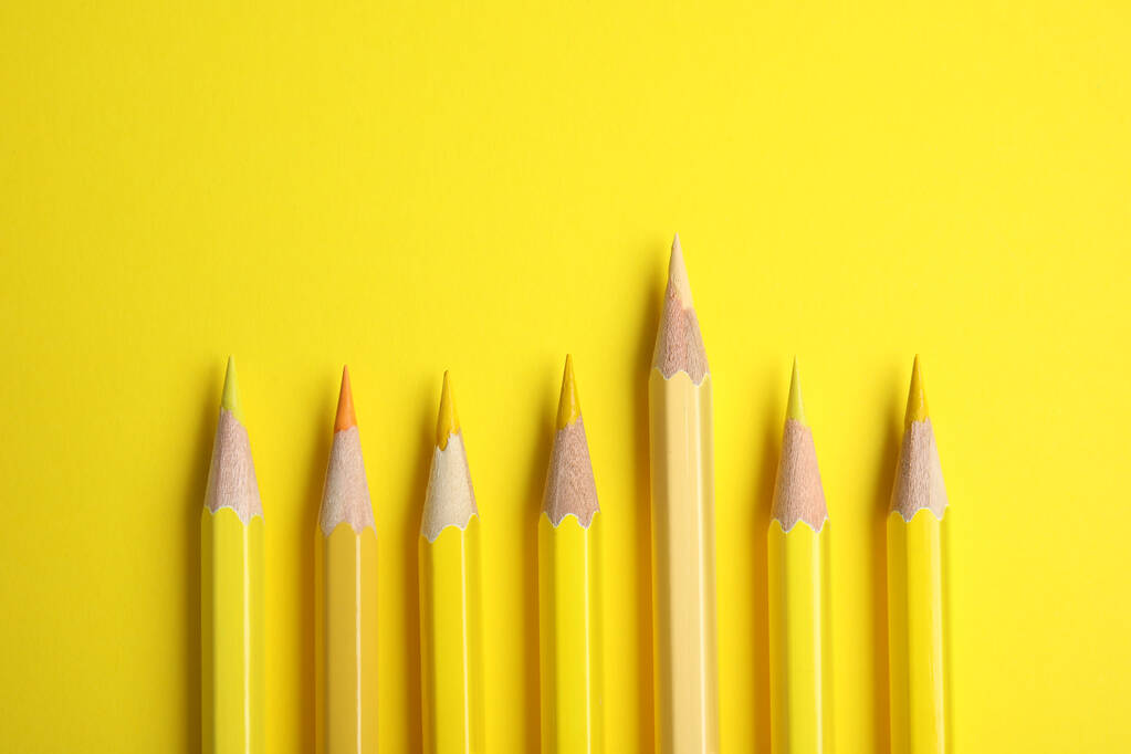 Плоская композиция с цветными карандашами на желтом фоне
 - Фото, изображение