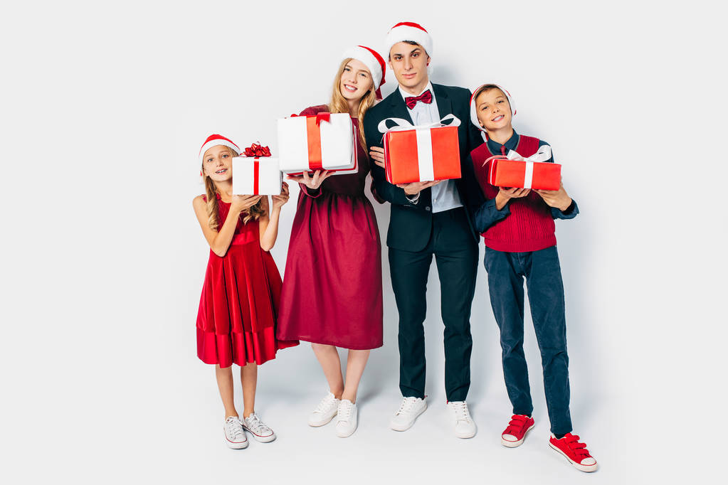frohe Weihnachten Familie mit Kindern, in Weihnachtsmützen, hält Weihnachten - Foto, Bild