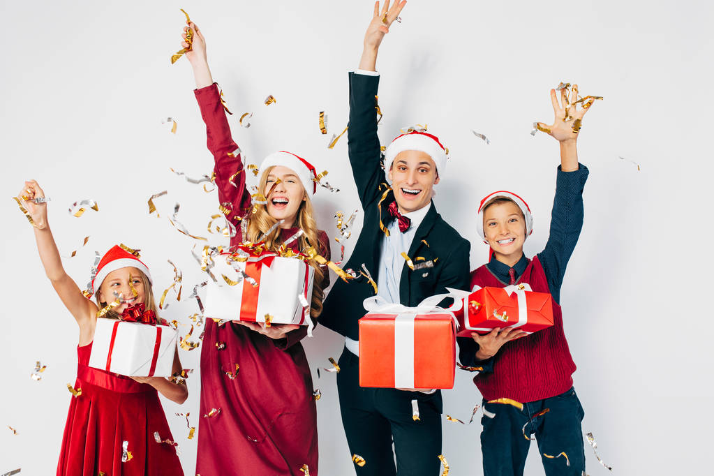 Młoda szczęśliwa rodzina Bożego Narodzenia z dziećmi w kapeluszach Mikołaja o - Zdjęcie, obraz