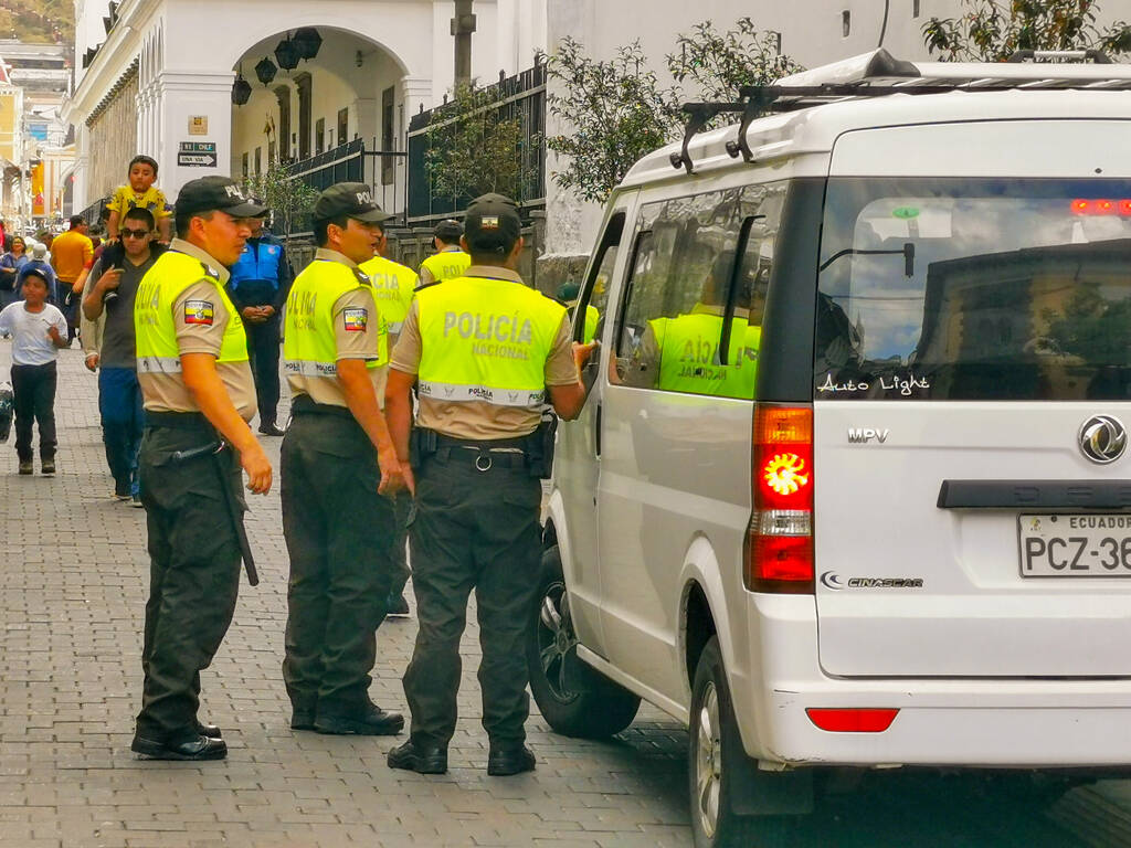 Quito, Ecuador, 29 settembre 2019: Polizia di guardia al centro storico di Quito, Ecuador
. - Foto, immagini