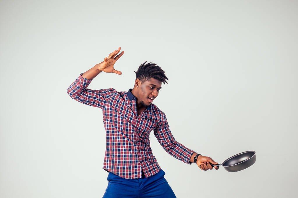 Afrikaans Amerikaanse chef-kok kitchener met een koekenpan tovenaar man koken magie - Foto, afbeelding