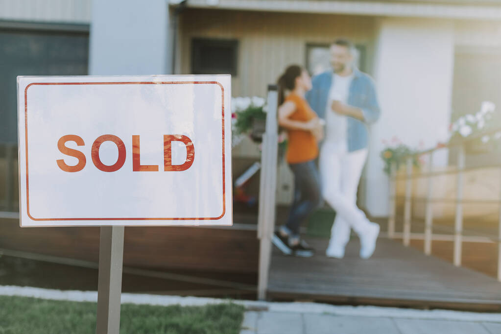 Вибірковий фокус знака біля проданого будинку
 - Фото, зображення