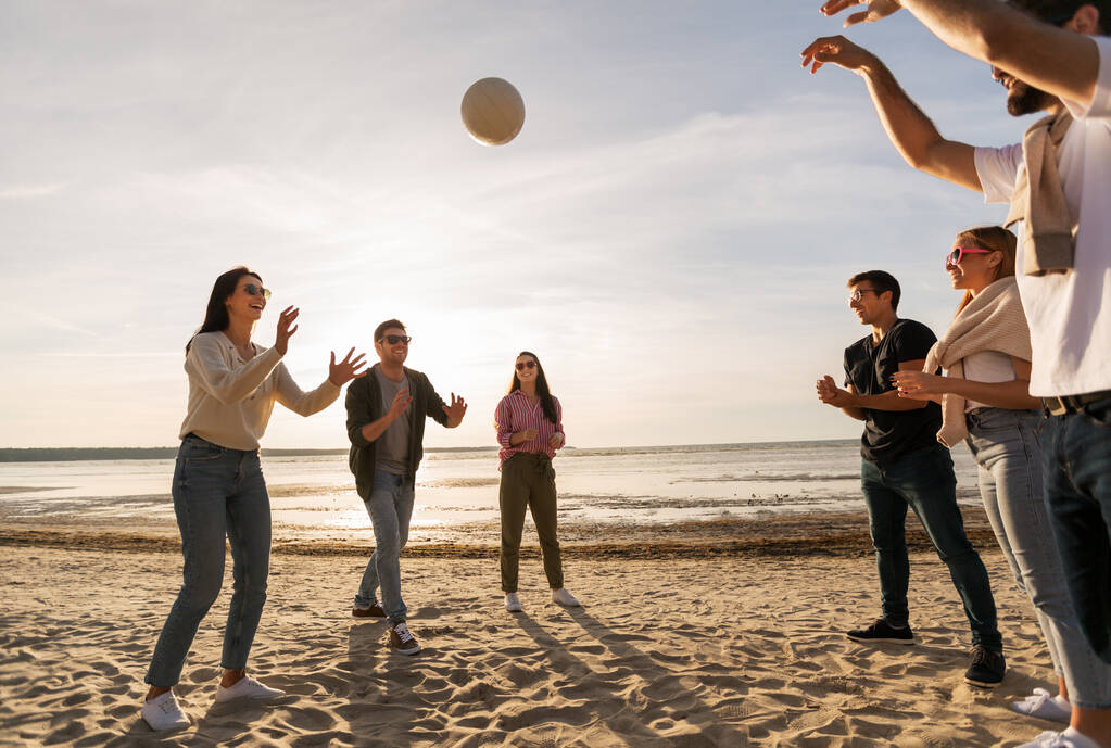 barátok röplabdázni a strandon nyáron - Fotó, kép