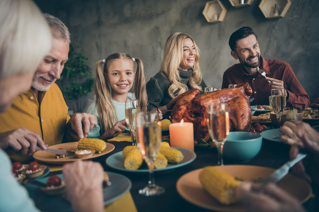 Portré szép szép vidám boldog nagy család eszik ebéd villásreggeli finom étel ételek évszak hagyomány gyűjtése időt tölt modern loft ipari stílusú belső ház - Fotó, kép