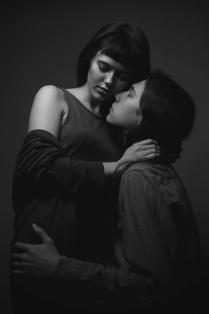 Jongeman en vrouw zoenen elkaar. Zwart-wit - Foto, afbeelding