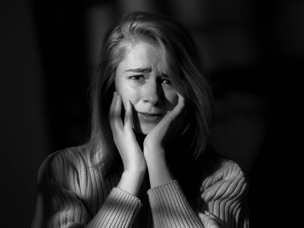 Πορτρέτο φοβισμένου κοριτσιού που κλαίει. Μαύρο και άσπρο - Φωτογραφία, εικόνα