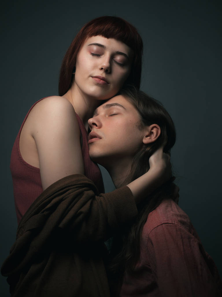 Πορτρέτο του νεαρού παθιασμένου ζευγαριού στην αγάπη. Κλειστά τα μάτια. Στούντιο - Φωτογραφία, εικόνα