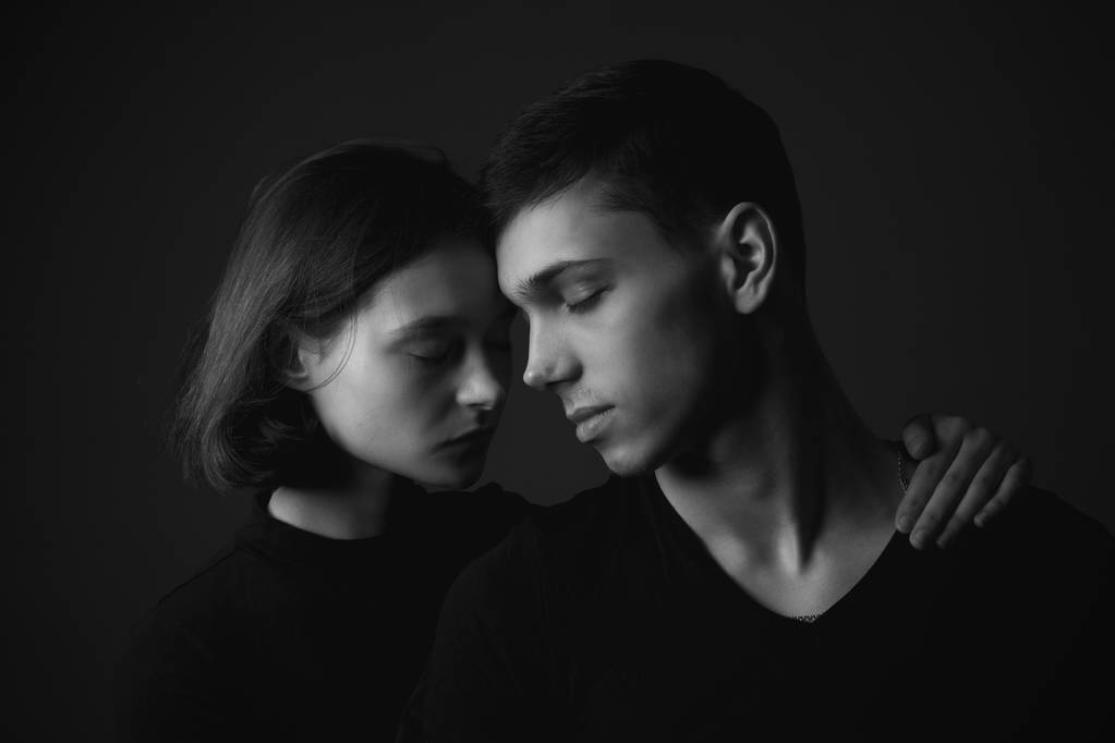 Jeune couple posant en studio. Très discret. Noir et blanc
 - Photo, image