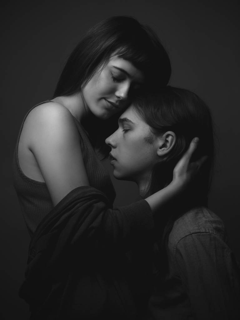 Mujer joven y joven abrazándose. Blanco y negro
 - Foto, Imagen