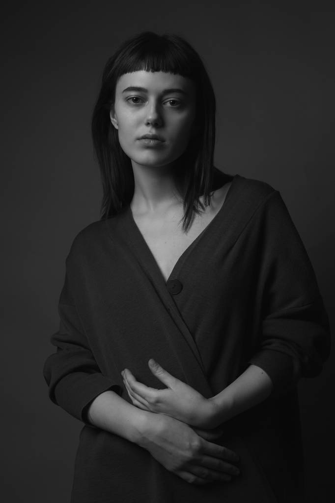 Portrait classique de jeune femme en studio. Noir et blanc
 - Photo, image