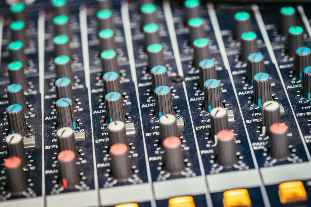 Close up de uma mesa de mixer de gravação profissional
 - Foto, Imagem