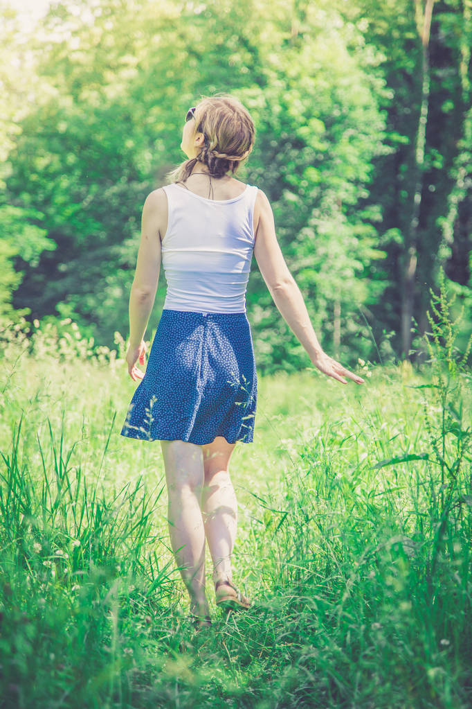 lány zöld mező nyári időszámítás - Fotó, kép