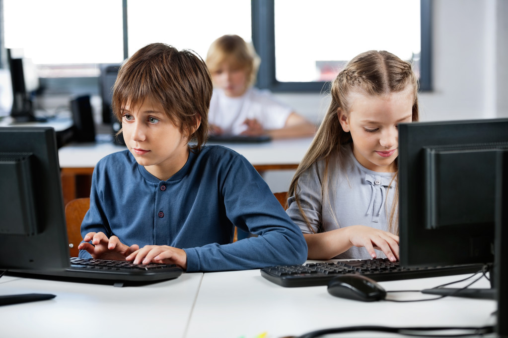 Écoliers utilisant le PC de bureau dans le laboratoire informatique
 - Photo, image