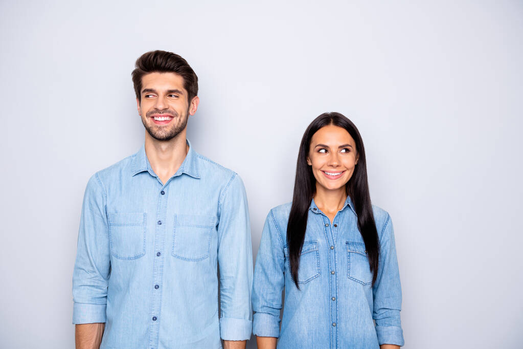 Foto de bonito alegre marrom cabelo encantador casal de cônjuges se sentindo estranho sorrindo dente vestindo jeans jeans isolado sobre fundo de cor cinza
 - Foto, Imagem