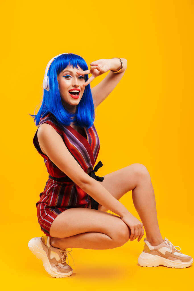 Porträt eines attraktiven flippigen jungen Mädchens mit blauen Haaren - Foto, Bild