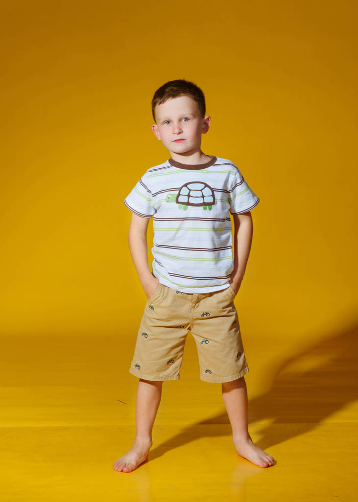 portret małego, modnego chłopca w studiu - Zdjęcie, obraz