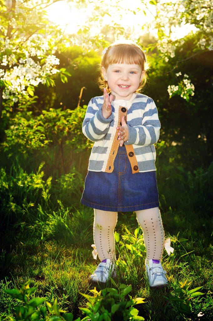 feliz lindo pequeño niño niña divertirse en hermoso parque al aire libre en la naturaleza
 - Foto, imagen