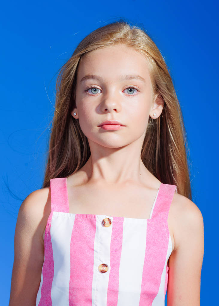 Porträt eines kleinen Modelmädchens im Studio - Foto, Bild