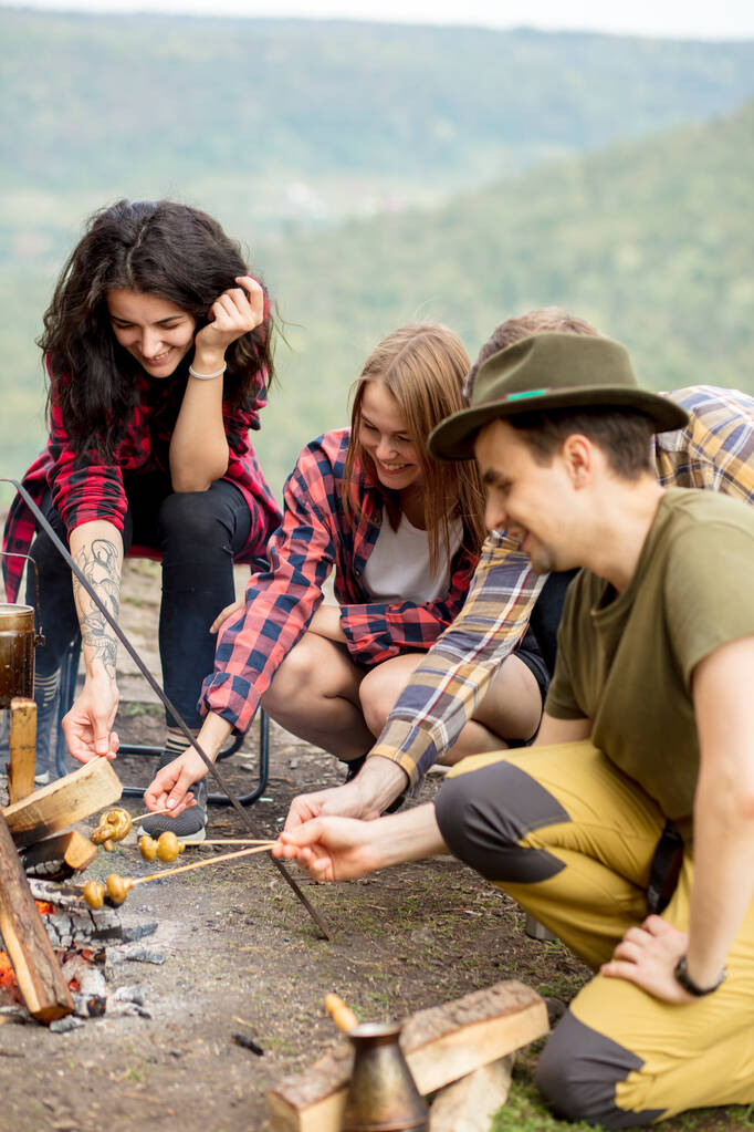 jóvenes estudiantes positivos teniendo picnic
 - Foto, imagen