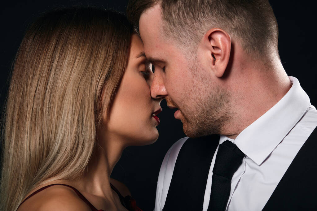 close up foto cortada. jovem casal beijando
 - Foto, Imagem