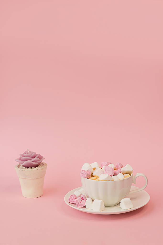 tasse de café blanc avec guimauves sur un fond rose
 - Photo, image