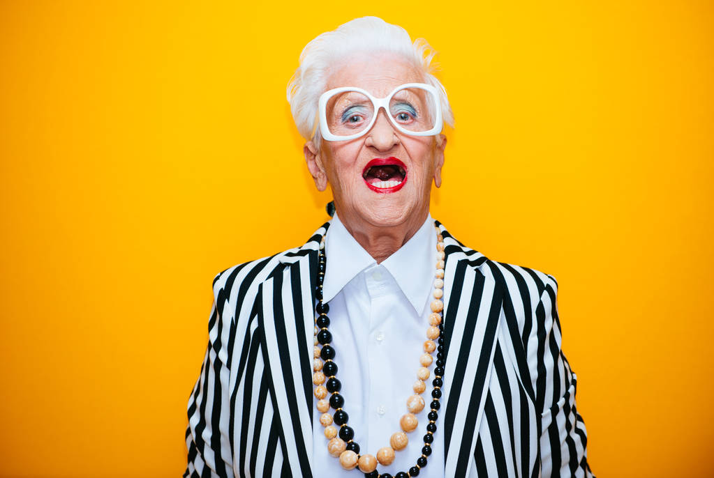 Divertidos retratos de abuela. Senior anciana vestir elegante f
 - Foto, imagen