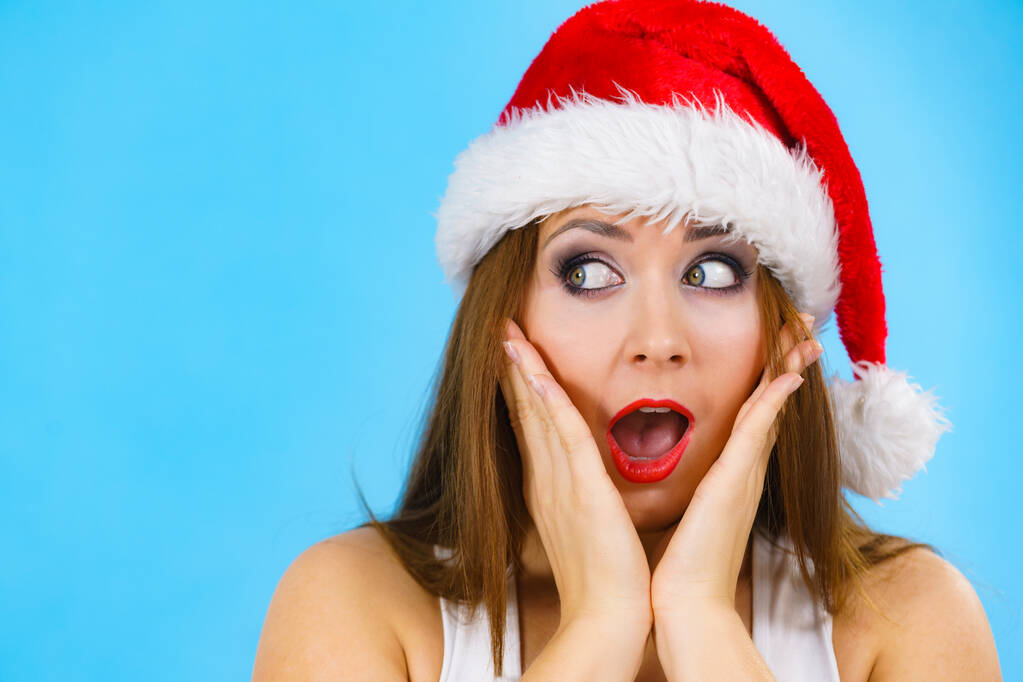 Mujer sorprendida en sombrero de Santa Claus
 - Foto, Imagen