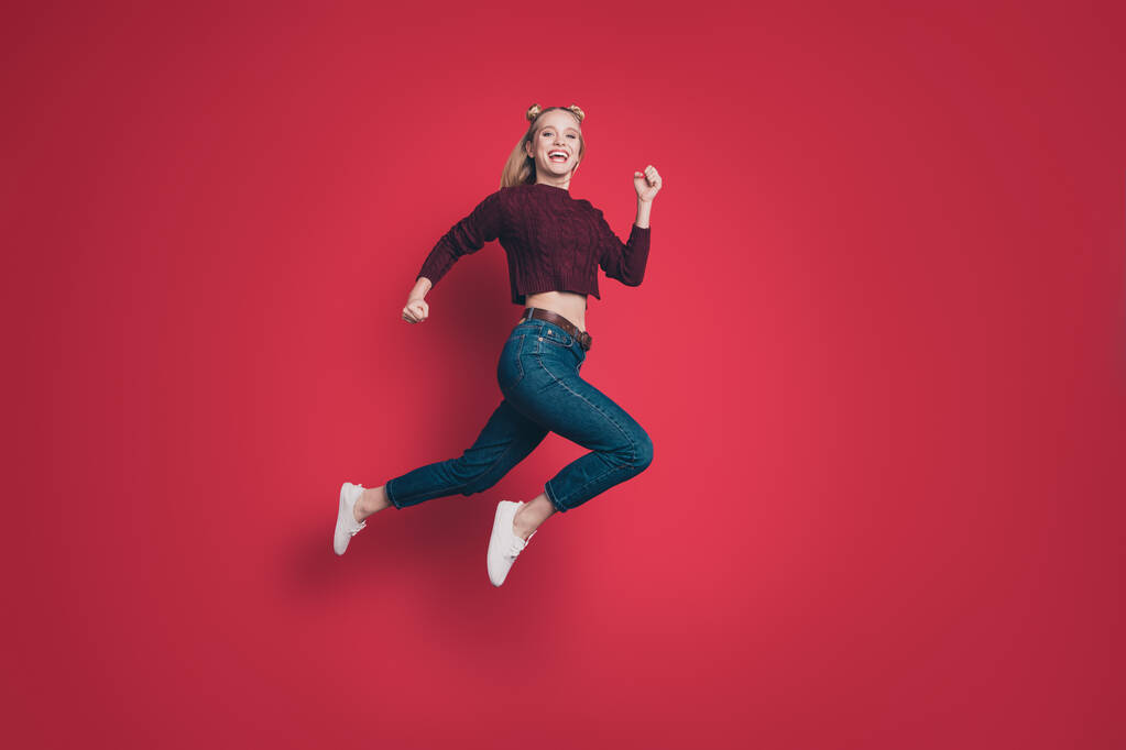 Full length body foto van extreem emotioneel geschreeuw met goed humeur meisje springen omhoog geïsoleerde pastel kleur achtergrond - Foto, afbeelding