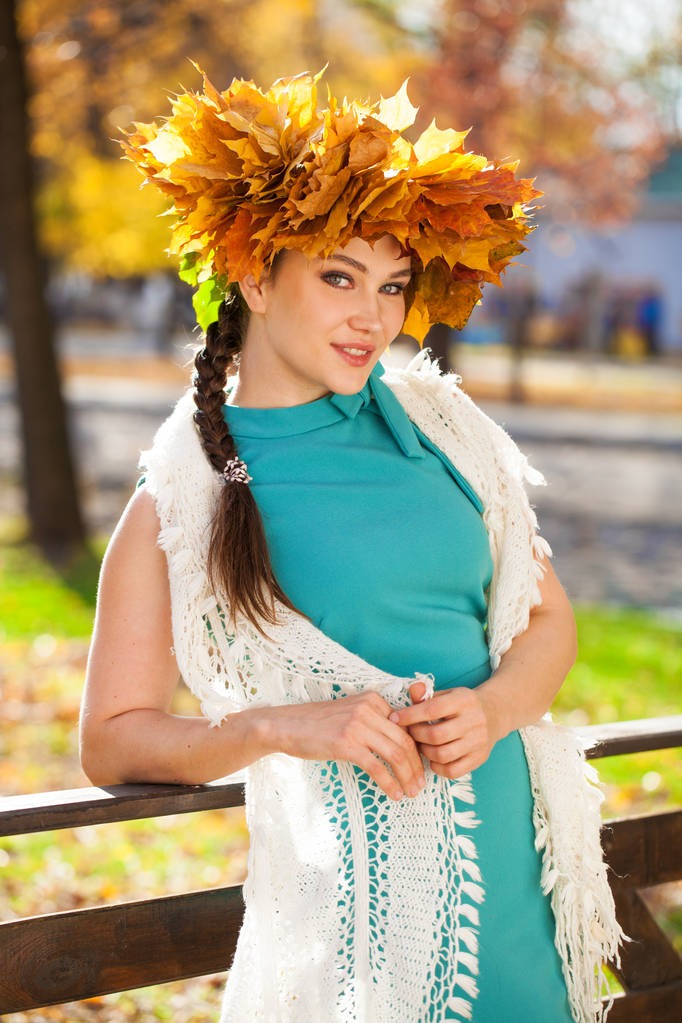 Giovane bella donna con una corona di foglie d'acero in posa in au
 - Foto, immagini