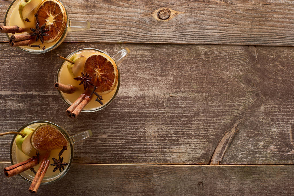 木の素朴なテーブルの上にスパイスと伝統的な梨のマルチワインのトップビュー - 写真・画像